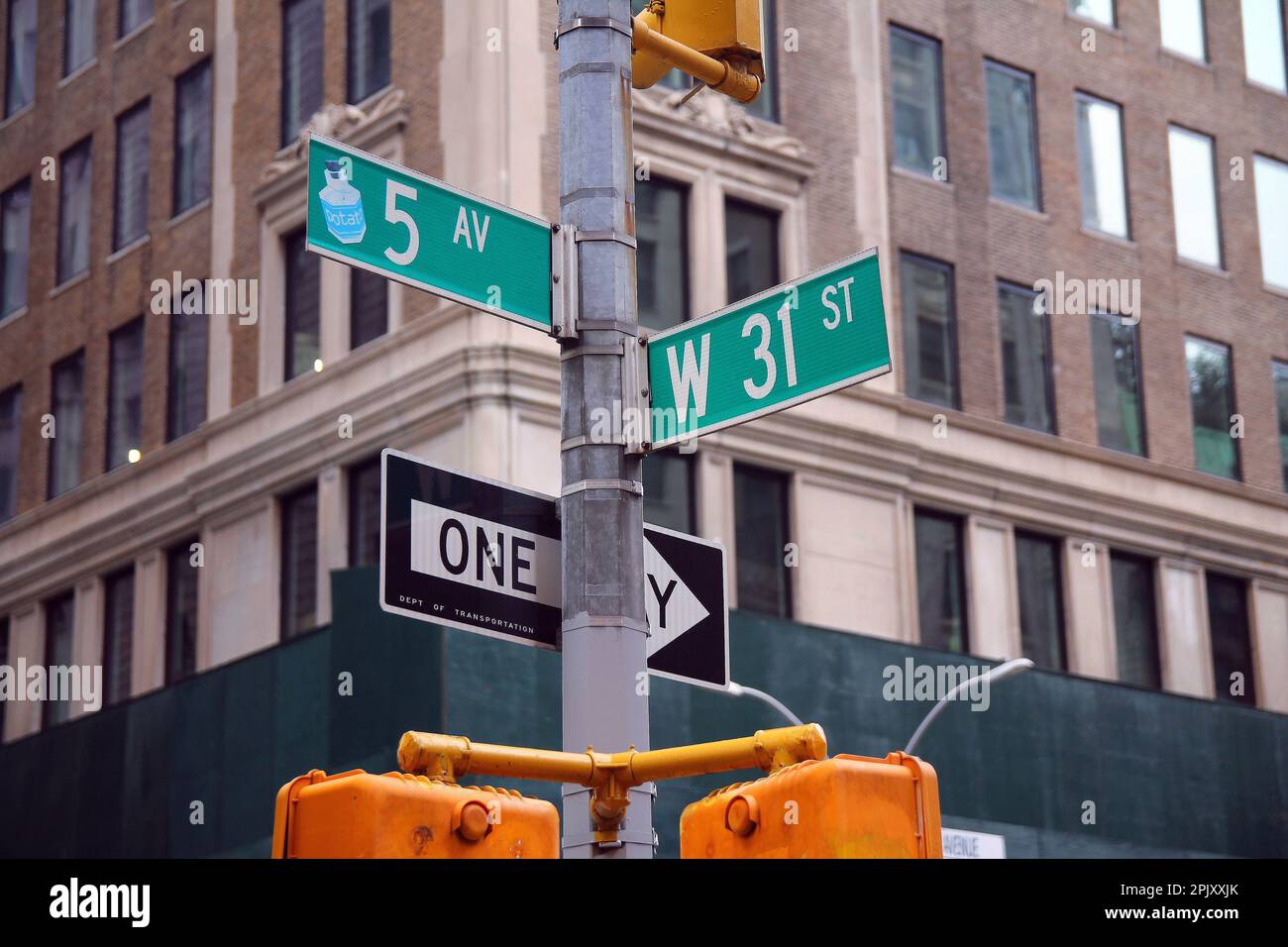 Green West 31st Street et 5th Avenue Fashion signe traditionnel dans Midtown Manhattan à New York Banque D'Images