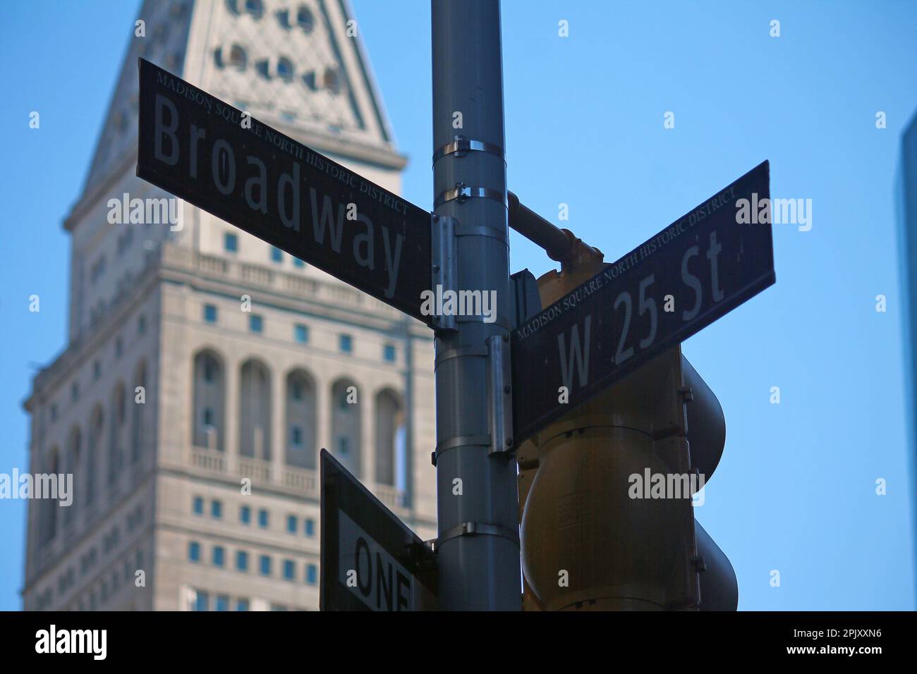 Brown West 25th Street et panneau historique de Broadway dans Midtown Manhattan à New York Banque D'Images