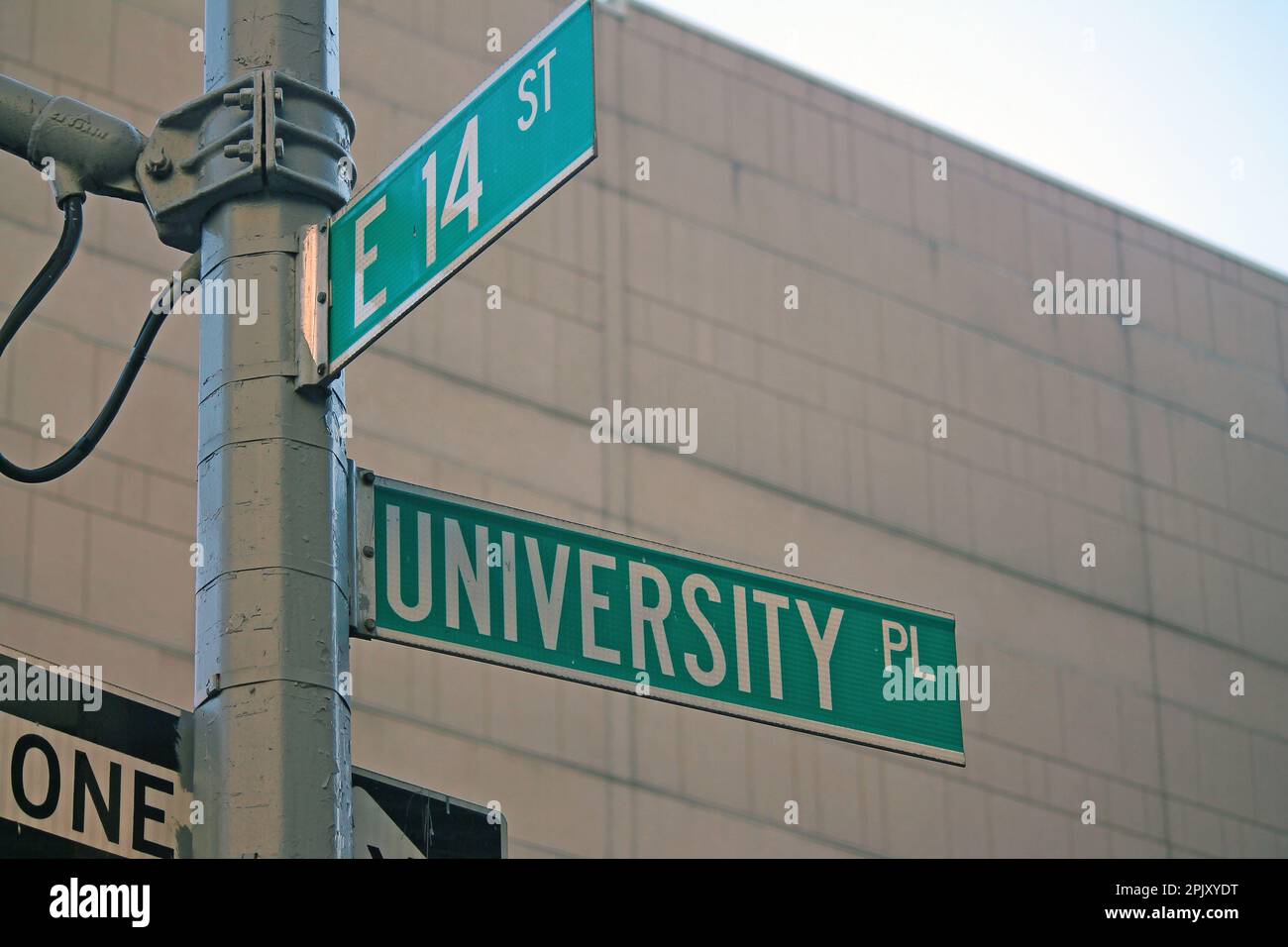 Green East 14th Street et University place signe traditionnel dans Midtown Manhattan à New York Banque D'Images