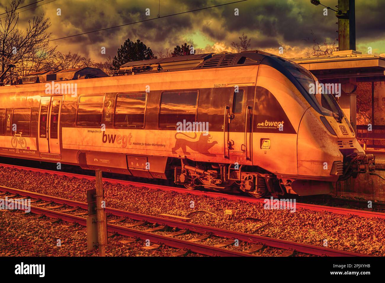 Waiblingen,Allemagne,décembre 05,2021:Gare Un train jaune et blanc de BWegt s'arrêtait à la petite, ancienne gare. Banque D'Images