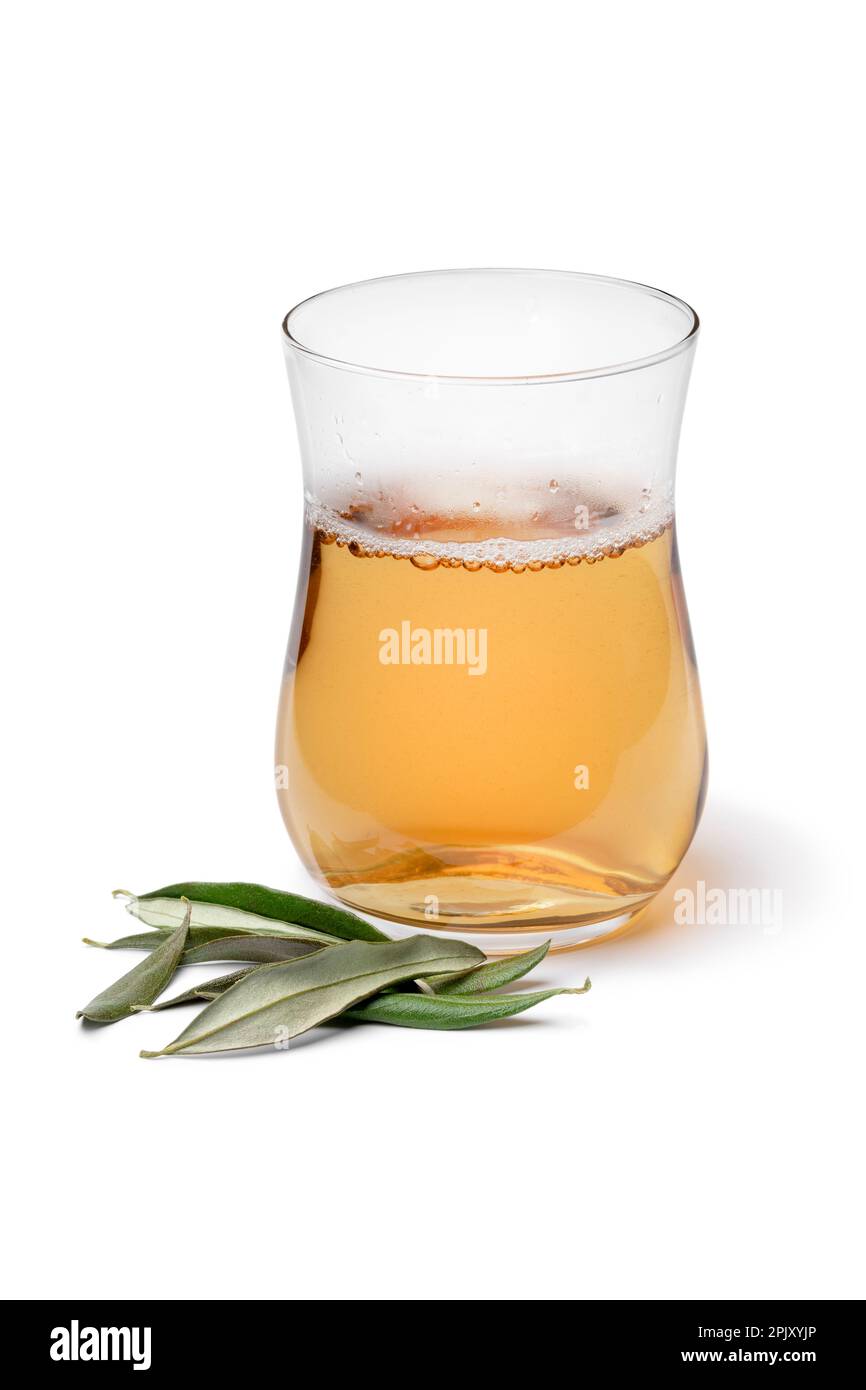 Un seul verre à thé avec du thé aux feuilles d'olive séchées et des feuilles d'olive séchées à l'avant isolées sur fond blanc Banque D'Images