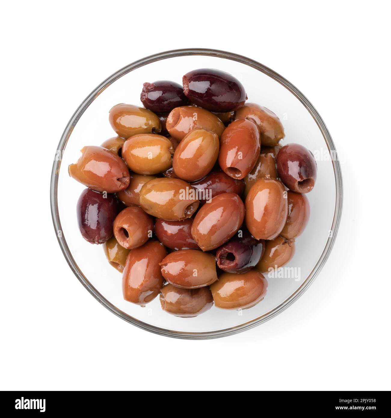 Bol en verre avec olives Leccino italiennes marron piquées gros plan sur fond blanc Banque D'Images