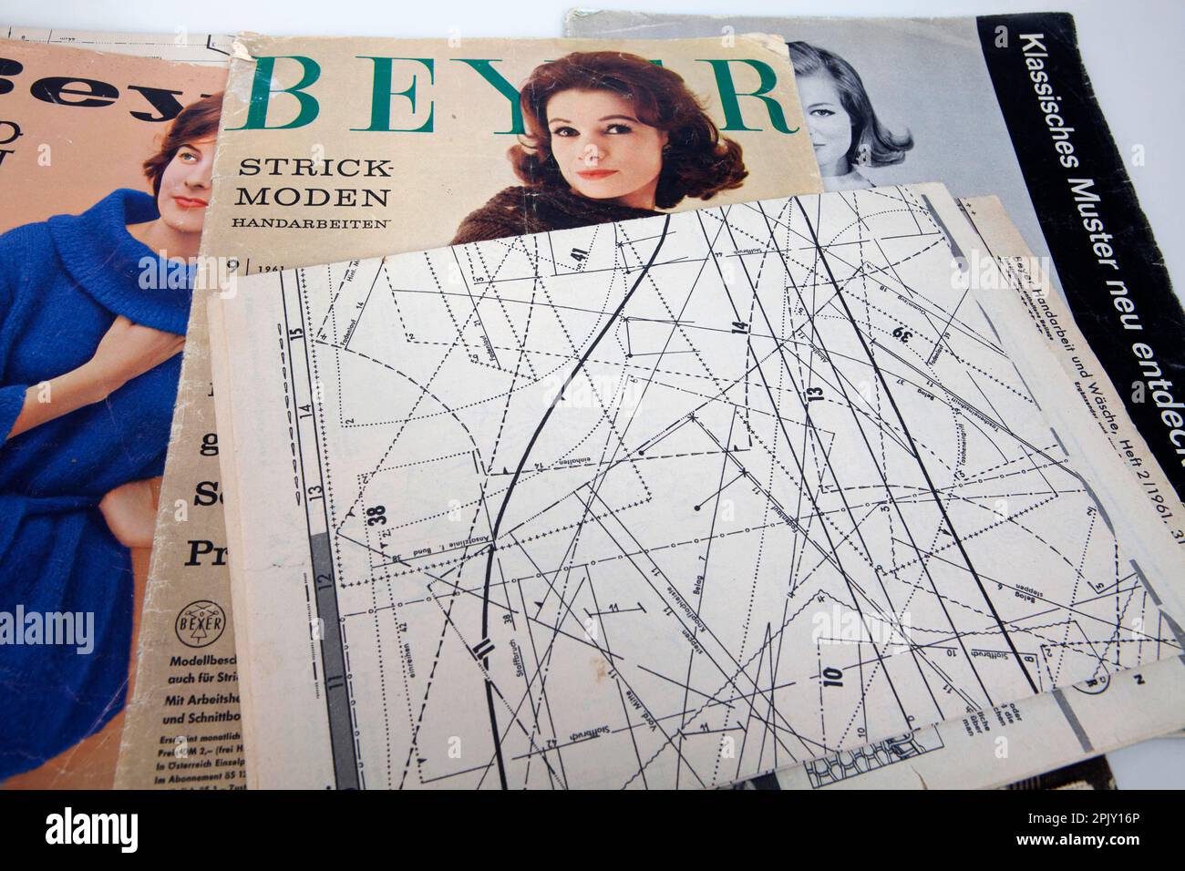 Vieux magazines de mode, 50s ans, Allemagne, Europe Banque D'Images