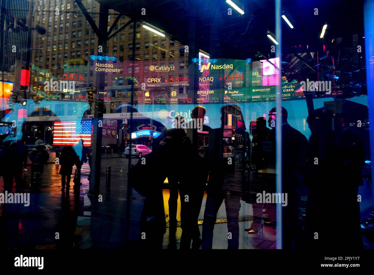 Personnes à l'intérieur de Nasdaq MarketSite à Times Square, New York City Banque D'Images Personnes à l'intérieur de Nasdaq MarketSite à Times Square, New York City Banque D'Images