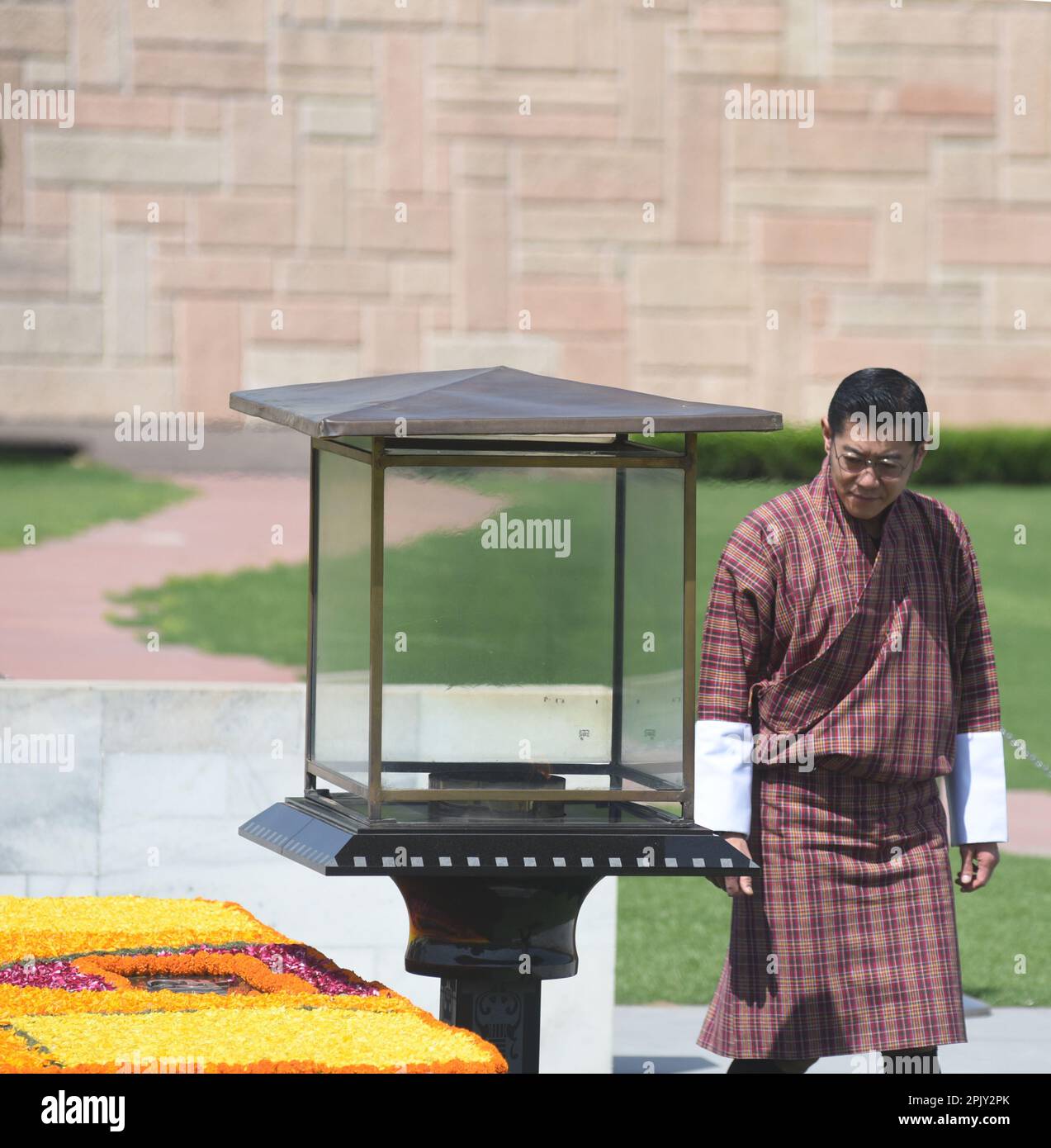 New Delhi, Inde. 04th avril 2023. Le roi bhoutanais Jigme Khesar Namgyel Wangchuck a commencé sa visite de deux jours en Inde par une visite à Rajghat, mémorial du Mahatma Gandhi à New Delhi. La visite du roi Jigme Wangchuk donnera à l'Inde et au Bhoutan l'occasion d'évaluer l'ensemble de la coopération bilatérale, car les deux pays ont une amitié et une coopération spéciales qui sont définies par la confiance et la compréhension mutuelles. Photo de Sondeep Shankar (photo de Sondeep Shankar/ Pacific Press) Credit: Pacific Press Media production Corp./Alay Live News Banque D'Images