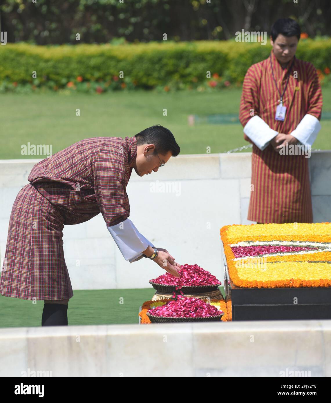 New Delhi, Inde. 04th avril 2023. Le roi bhoutanais Jigme Khesar Namgyel Wangchuck a commencé sa visite de deux jours en Inde par une visite à Rajghat, mémorial du Mahatma Gandhi à New Delhi. La visite du roi Jigme Wangchuk donnera à l'Inde et au Bhoutan l'occasion d'évaluer l'ensemble de la coopération bilatérale, car les deux pays ont une amitié et une coopération spéciales qui sont définies par la confiance et la compréhension mutuelles. Photo de Sondeep Shankar (photo de Sondeep Shankar/ Pacific Press) Credit: Pacific Press Media production Corp./Alay Live News Banque D'Images