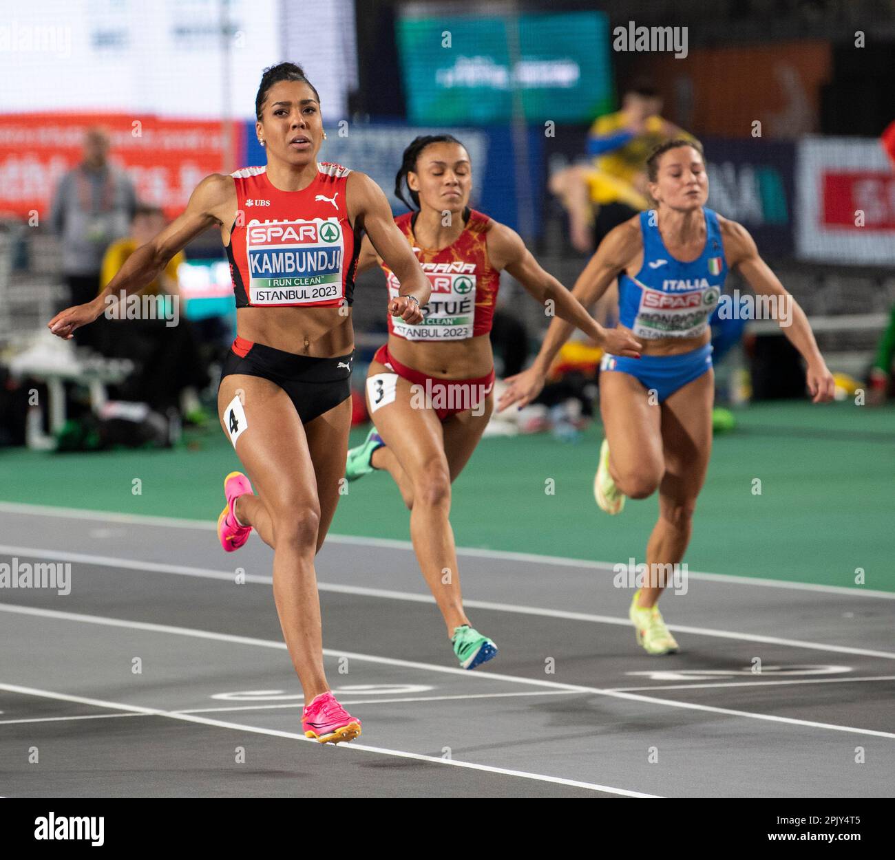 Mujinga Kambundji de Suisse participant à la demi-finale féminine de 60m aux Championnats européens d'athlétisme en salle à l'Ataköy Athletics Arena en I Banque D'Images