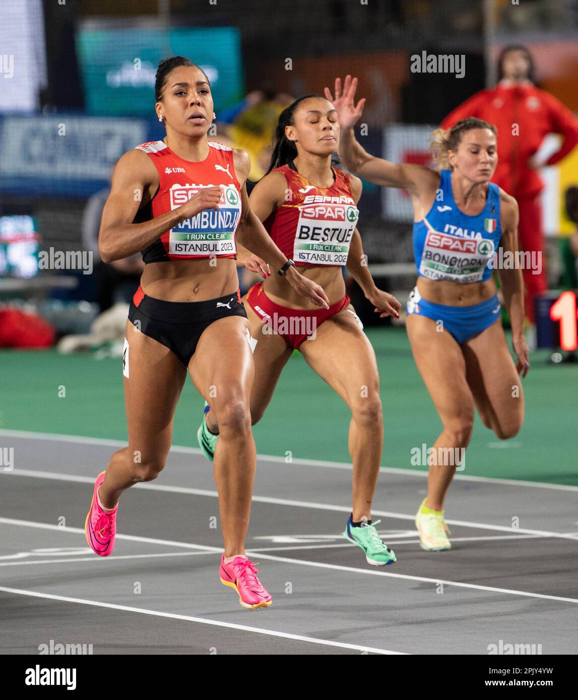 Mujinga Kambundji de Suisse participant à la demi-finale féminine de 60m aux Championnats européens d'athlétisme en salle à l'Ataköy Athletics Arena en I Banque D'Images