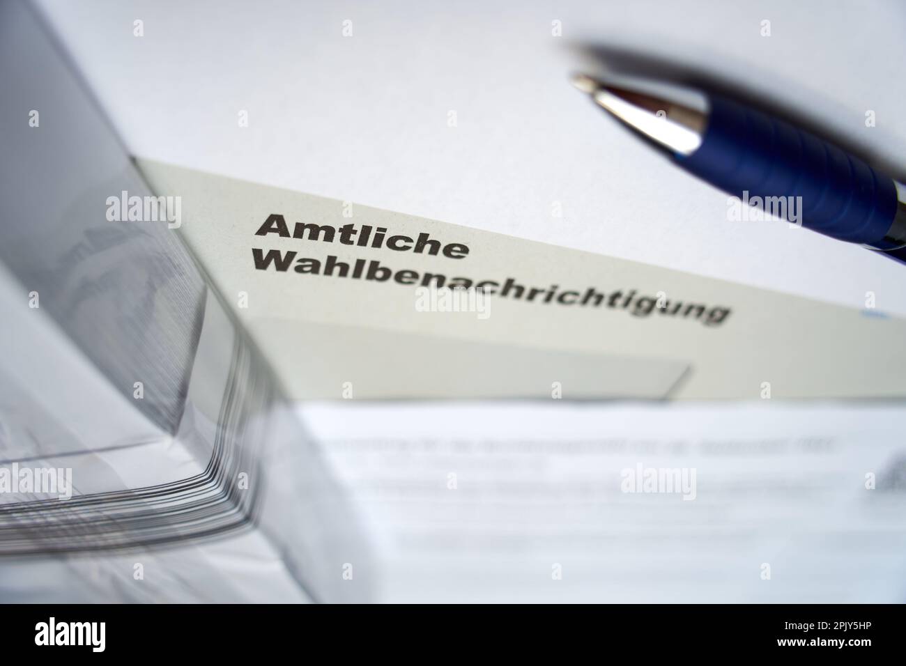 Stuttgart, Allemagne - 28 août 2021: Notification officielle des élections (Wahlbenachrichtigung Bundestag) pour l'élection fédérale en allemagne. Multip Banque D'Images