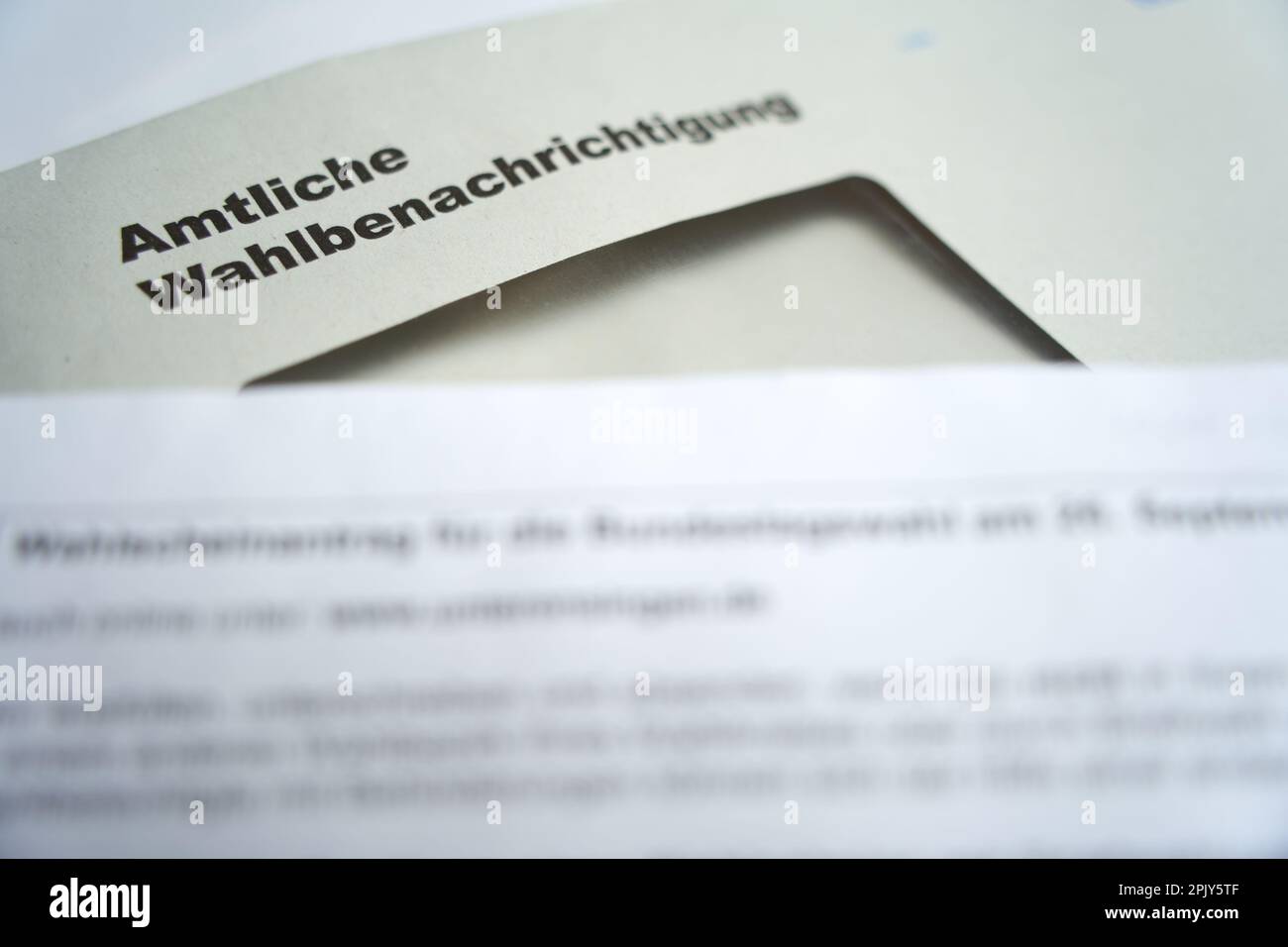 Stuttgart, Allemagne - 28 août 2021: Notification officielle des élections (Wahlbenachrichtigung Bundestag) pour l'élection fédérale en allemagne. Ouvert Banque D'Images