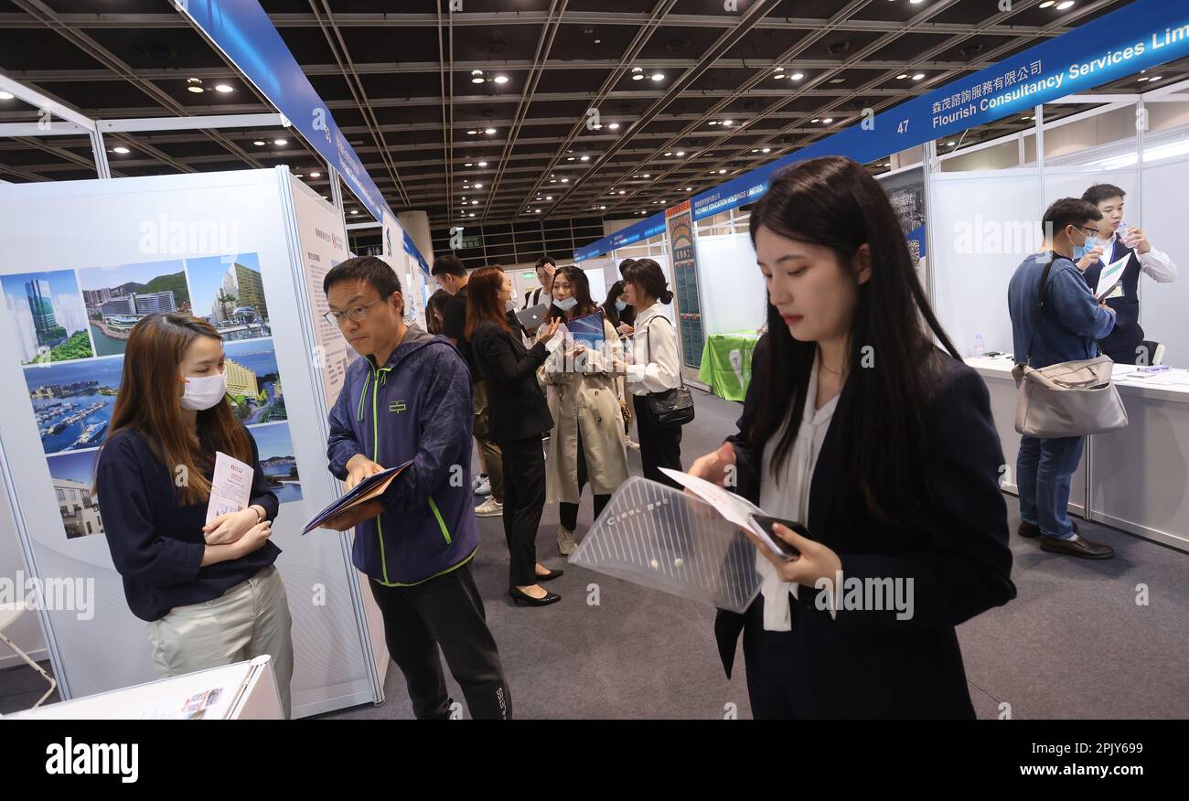 Les demandeurs d'emploi au salon de l'emploi de la recherche de nouvelles opportunités au Centre de congrès et d'expositions de Hong Kong (HKCEC) à WAN Chai. 30MAR23 SCMP / Jonathan Wong Banque D'Images