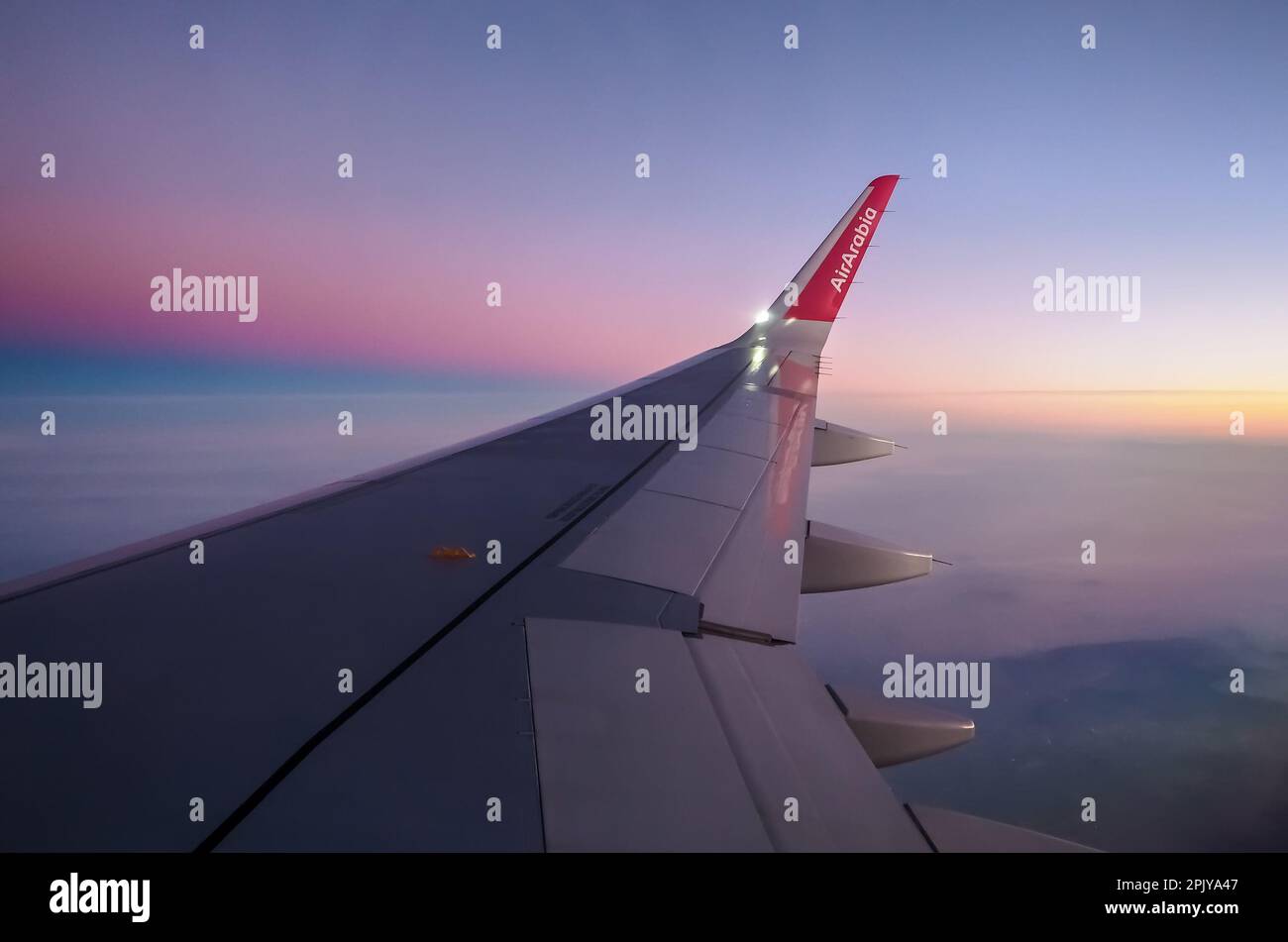 Marrakech, Maroc - 9 janvier 2020 : vue depuis la fenêtre passager de l'avion commercial Airbus 320 des compagnies aériennes d'Arabie, ciel de coucher de soleil sous l'avion, r Banque D'Images
