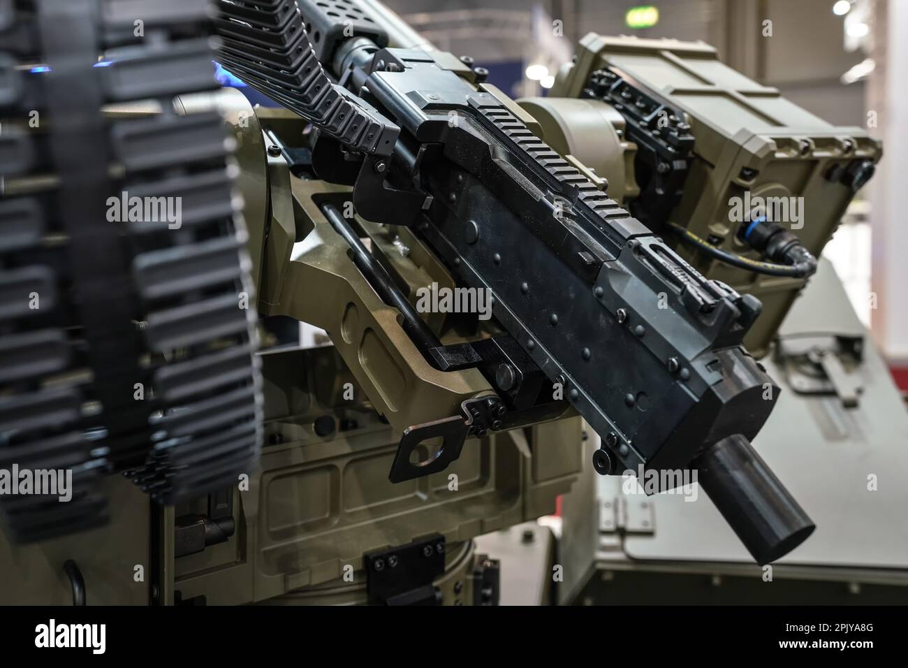Canon de mitrailleuse militaire lourd exposé sur le salon de la défense - détail de gros plan Banque D'Images
