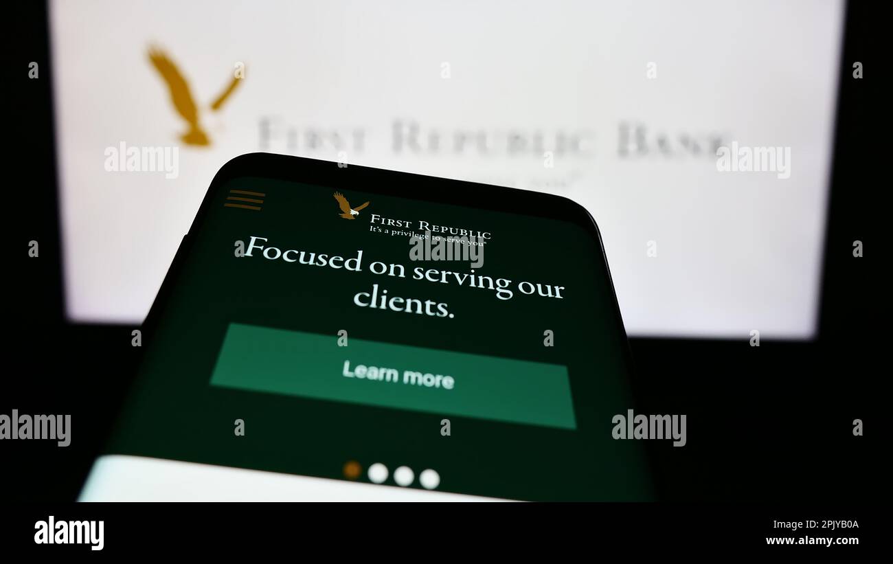 Smartphone avec le site Web de la société bancaire commerciale First Republic Bank à l'écran devant le logo. Faites la mise au point dans le coin supérieur gauche de l'écran du téléphone. Banque D'Images