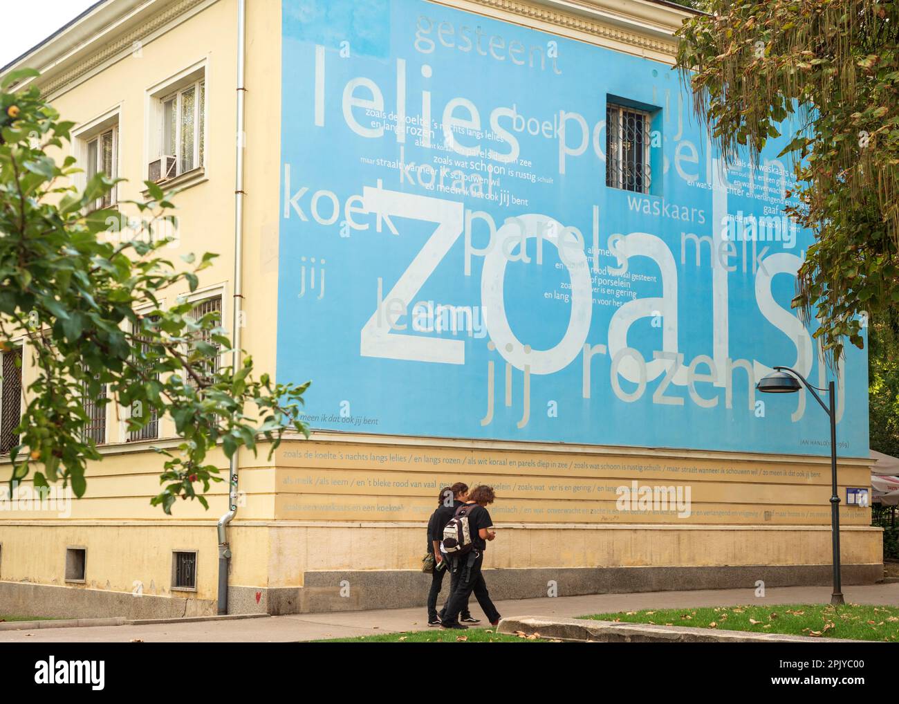 Projet d'art de poésie mur-à-mur « l'unité dans la diversité » poème versets de l'écrivain néerlandais Jan Hanlo présentant les pays-Bas ou les pays-Bas à Sofia Bulgarie, UE Banque D'Images