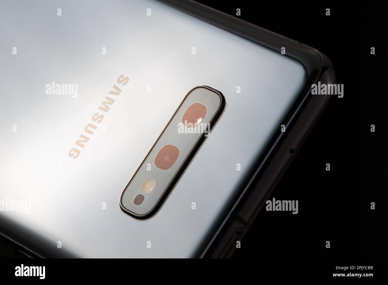 Siofok, Hongrie - 4 octobre 2019: Samsung Galaxy S10e gros plan. Marque technologique. INFORMATIQUE et électronique grand public. Photo du produit. Banque D'Images