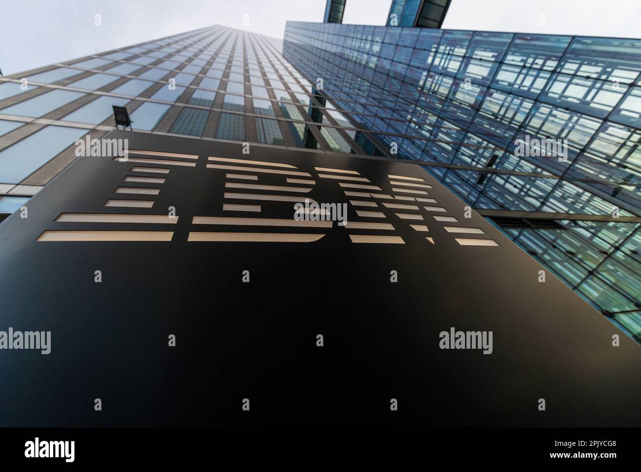 MUNICH, ALLEMAGNE - 30 MARS 2023 : logo IBM au siège européen de Munich, Allemagne Banque D'Images