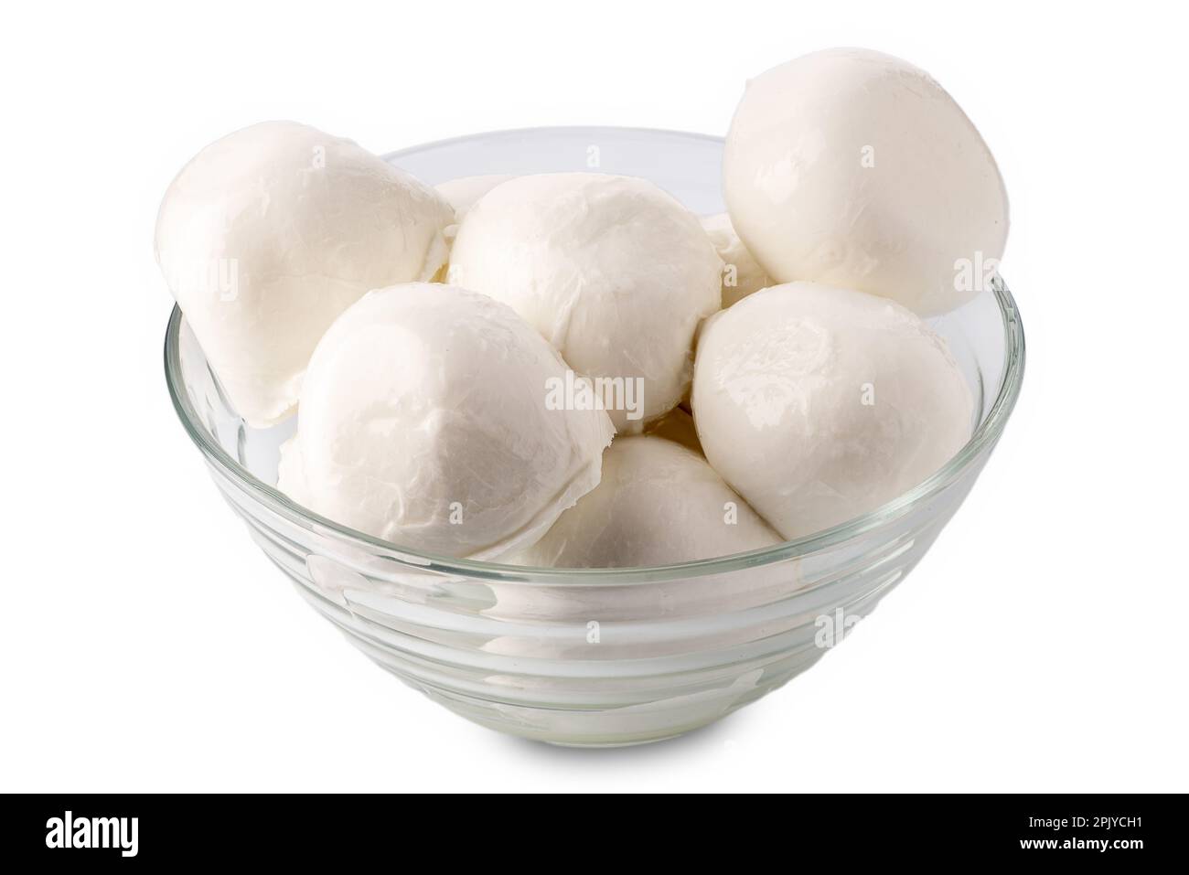 Fromage mozzarella de Buffalo, boules de mozzarella dans un bol en verre isolé sur du blanc avec un chemin de coupure Banque D'Images