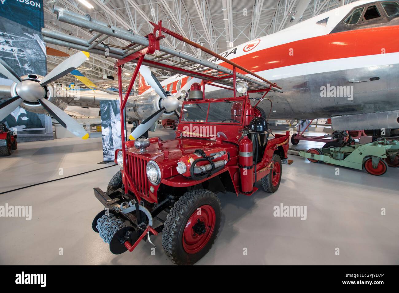 CJ-2A Jeep d'aérodrome en collision au Musée royal de l'aviation de l'Ouest canadien à Winnipeg, Manitoba, Canada Banque D'Images