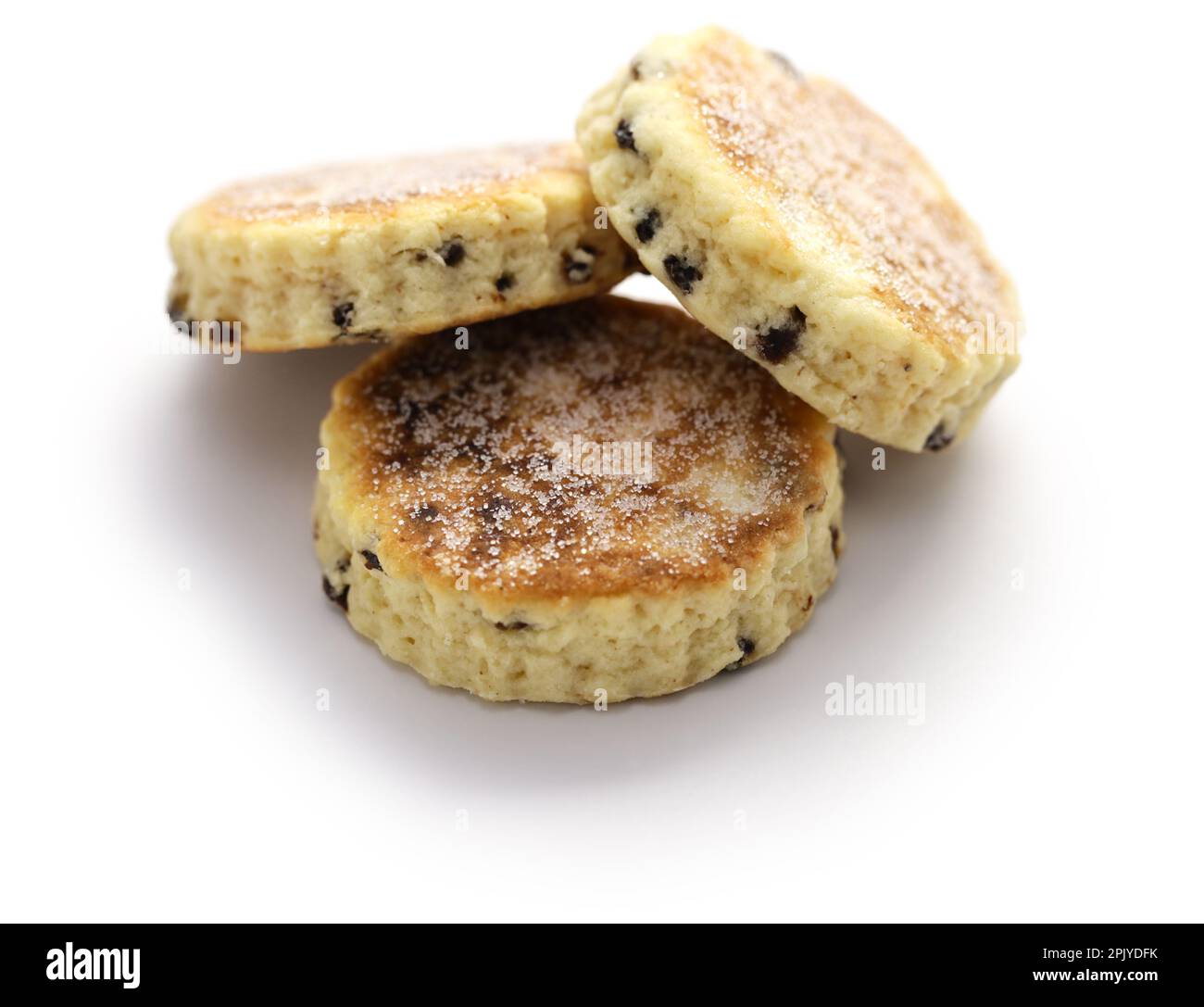 Gâteaux gallois faits maison ( bakestones ) isolés sur fond blanc Banque D'Images