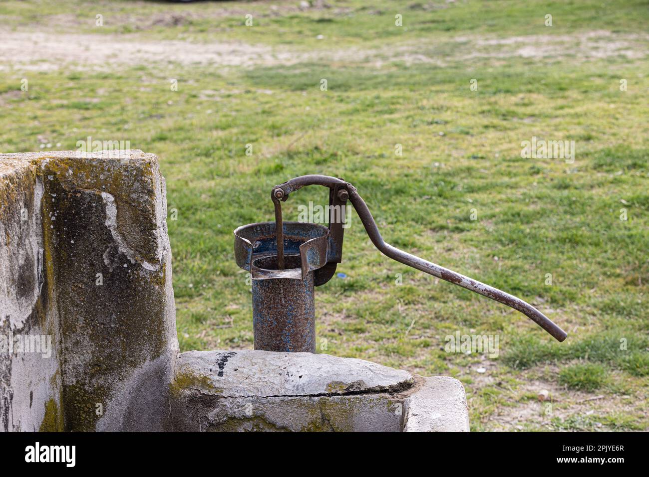 Ancienne pompe utilisée pour extraire l'eau du champ en Turquie. Pompe