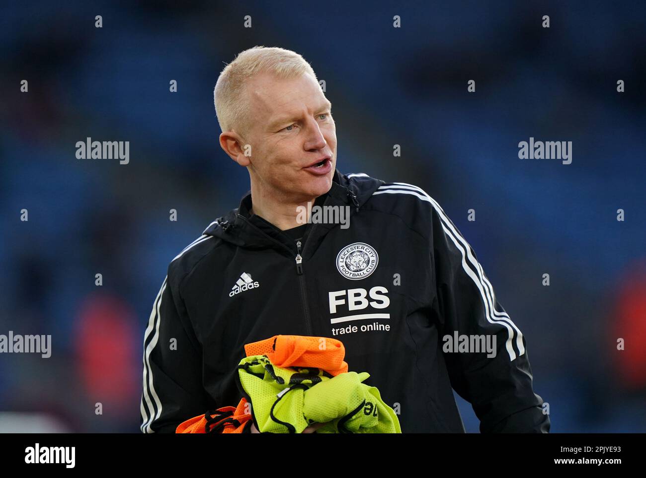 Adam Sadler, directeur de quart de Leicester City, regarde s'échauffer avant le match de la Premier League au King Power Stadium de Leicester. Date de la photo: Mardi 4 avril 2023. Banque D'Images