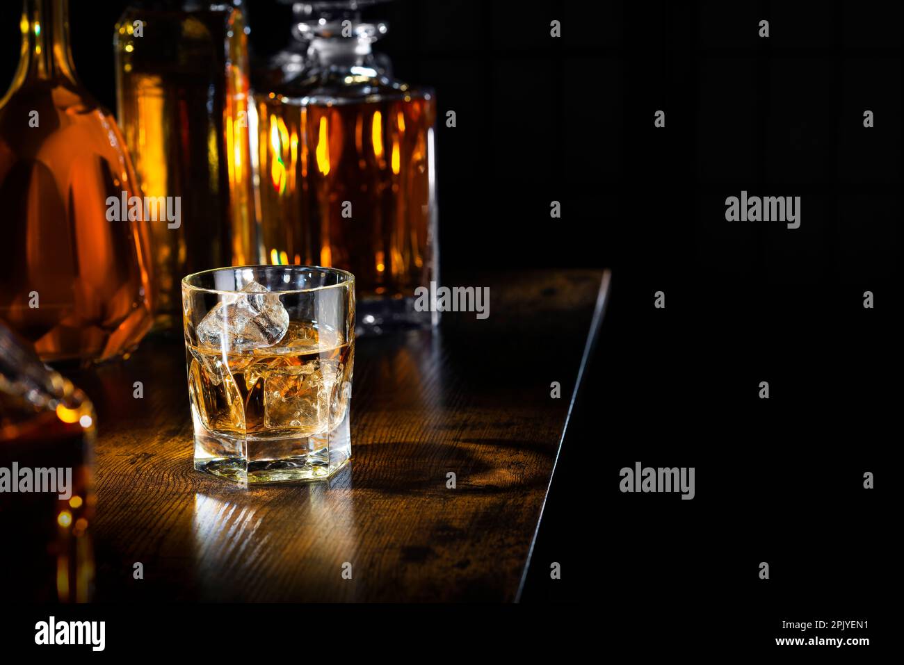Glas of Whisky sur un comptoir Banque D'Images