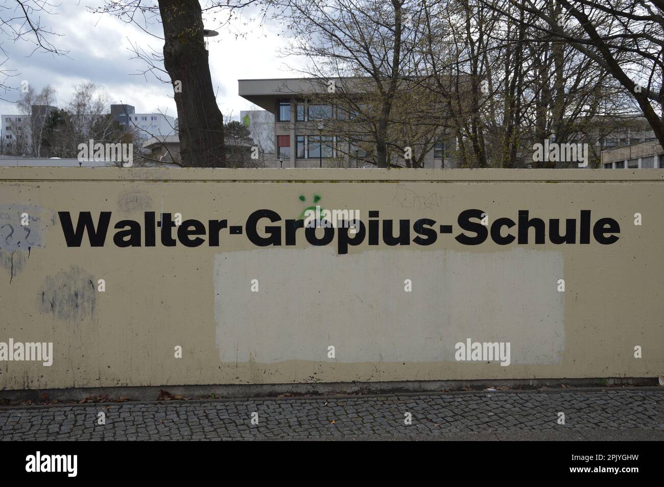 Berlin, Allemagne - 26 mars 2023 - entrée de Walter-Gropius-Schule à Gropiusstadt. (Photo de Markku Rainer Peltonen) Banque D'Images