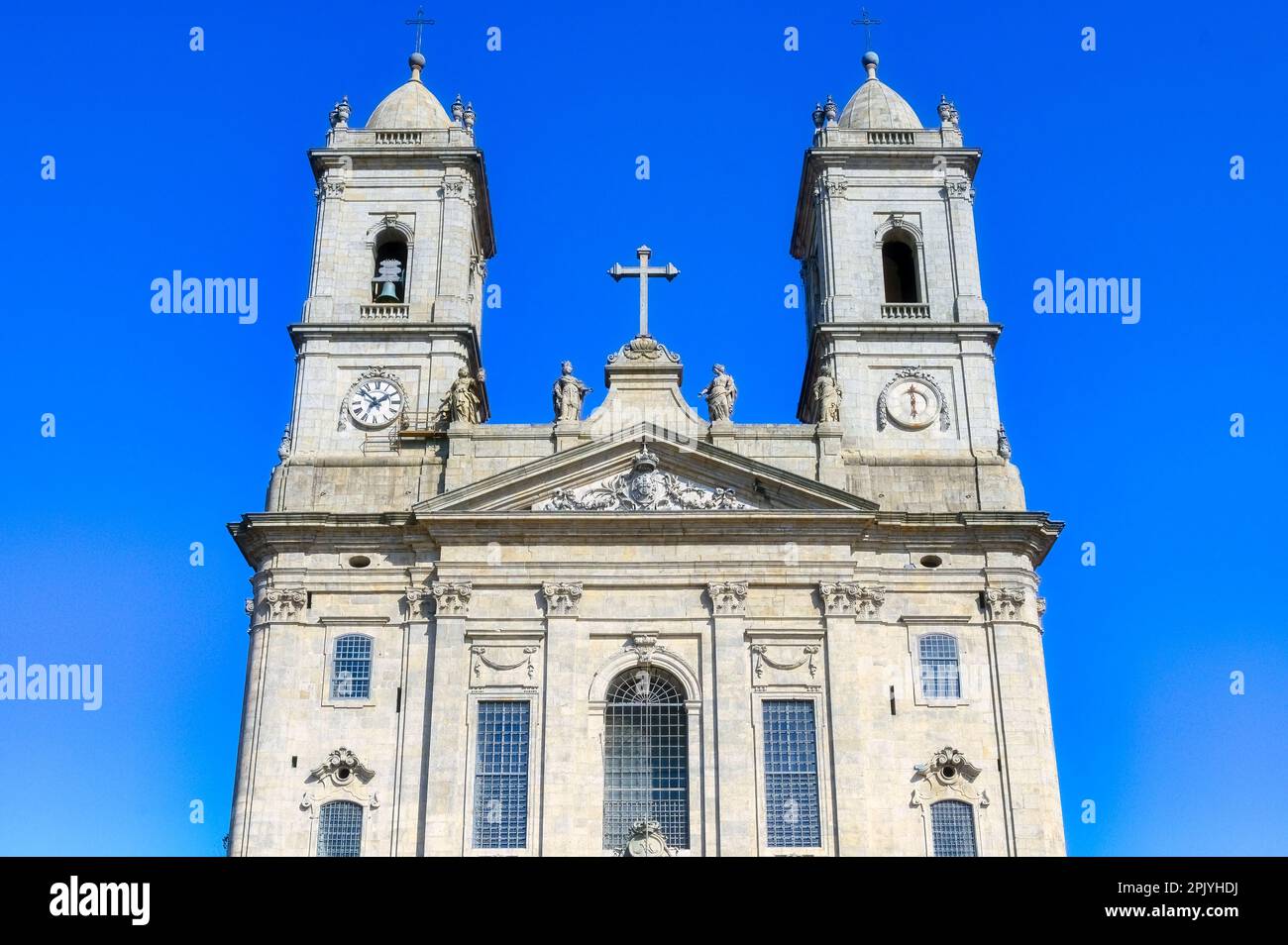 Vue symétrique des deux clochers et de la partie supérieure de la façade. Aussi connu sous le nom d'église de Lapa à Porto, le bâtiment médiéval est un touriste Banque D'Images