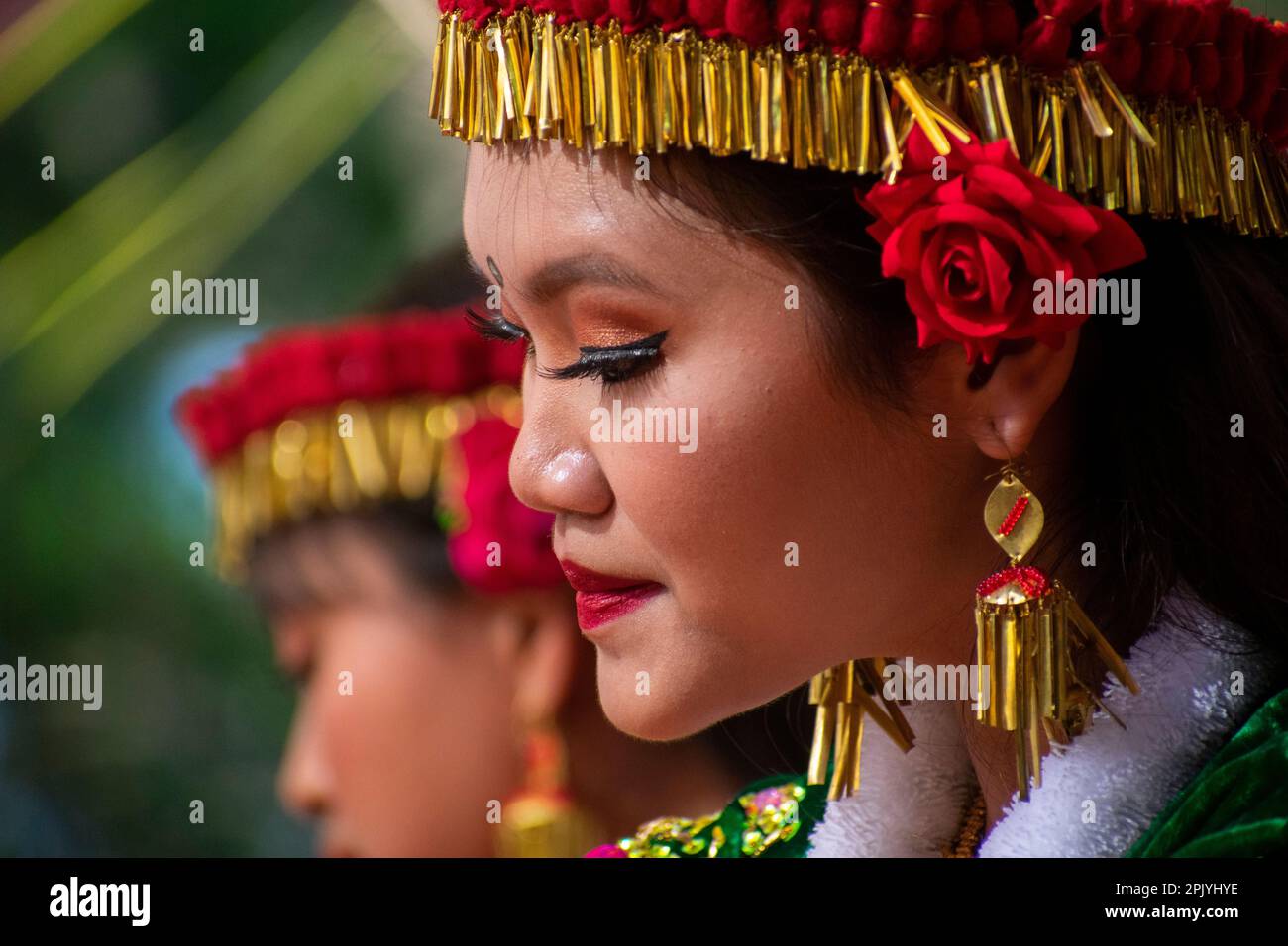 Une jeune fille interprète la danse folklorique Manipuri Leima Jagoi à Guwahati le 4 avril 2023. Leima Jagoi est une forme de danse traditionnelle du peuple Meitei. Banque D'Images