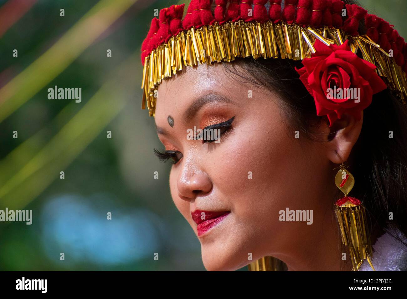 Une jeune fille interprète la danse folklorique Manipuri Leima Jagoi à Guwahati le 4 avril 2023. Leima Jagoi est une forme de danse traditionnelle du peuple Meitei. Banque D'Images