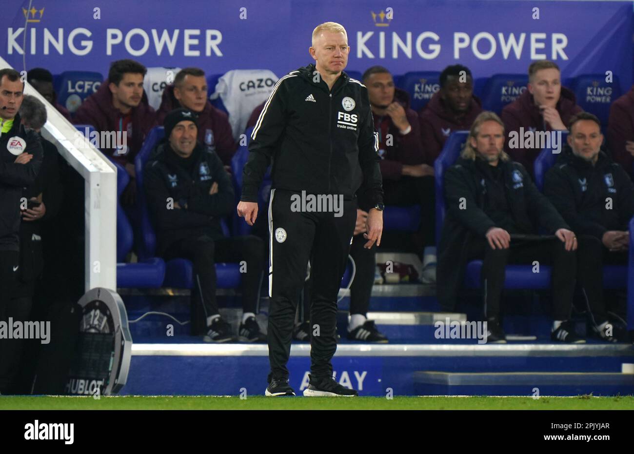 Adam Sadler, le gardien de Leicester City, prend des gestes sur la ligne de contact lors du match de la Premier League au King Power Stadium de Leicester. Date de la photo: Mardi 4 avril 2023. Banque D'Images