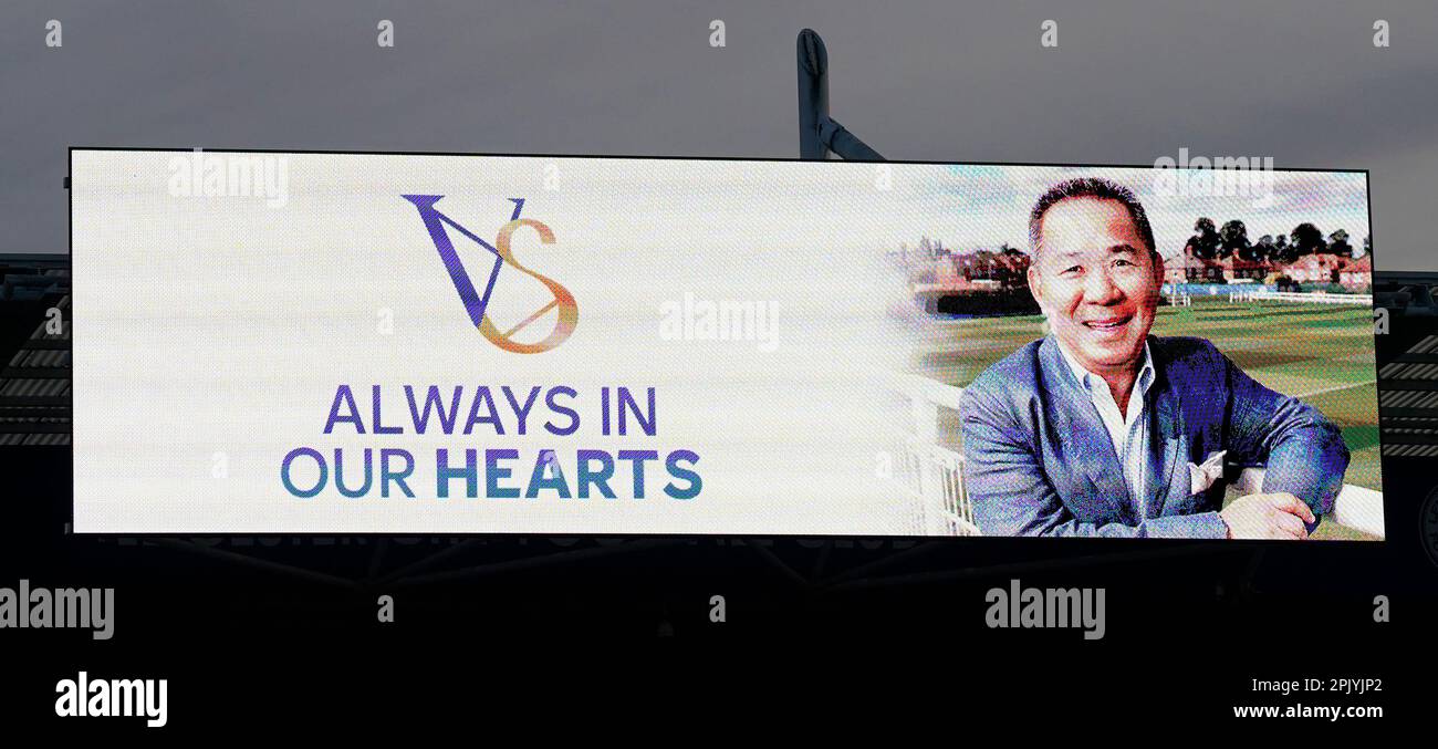 Leicester, Royaume-Uni. 4th avril 2023. Message pour l'ancien propriétaire Vichai Srivaddhanaprabha affiché sur un écran avant le match de la Premier League au King Power Stadium, Leicester. Le crédit photo devrait se lire: Andrew Yates/Sportimage crédit: Sportimage/Alay Live News Banque D'Images