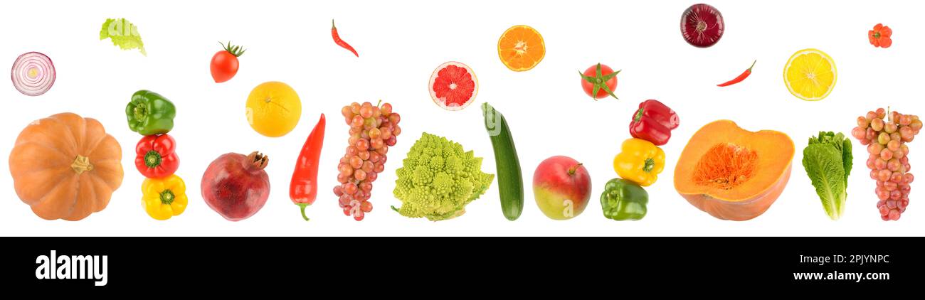 Chute de légumes frais et de fruits isolés sur fond blanc. Banque D'Images