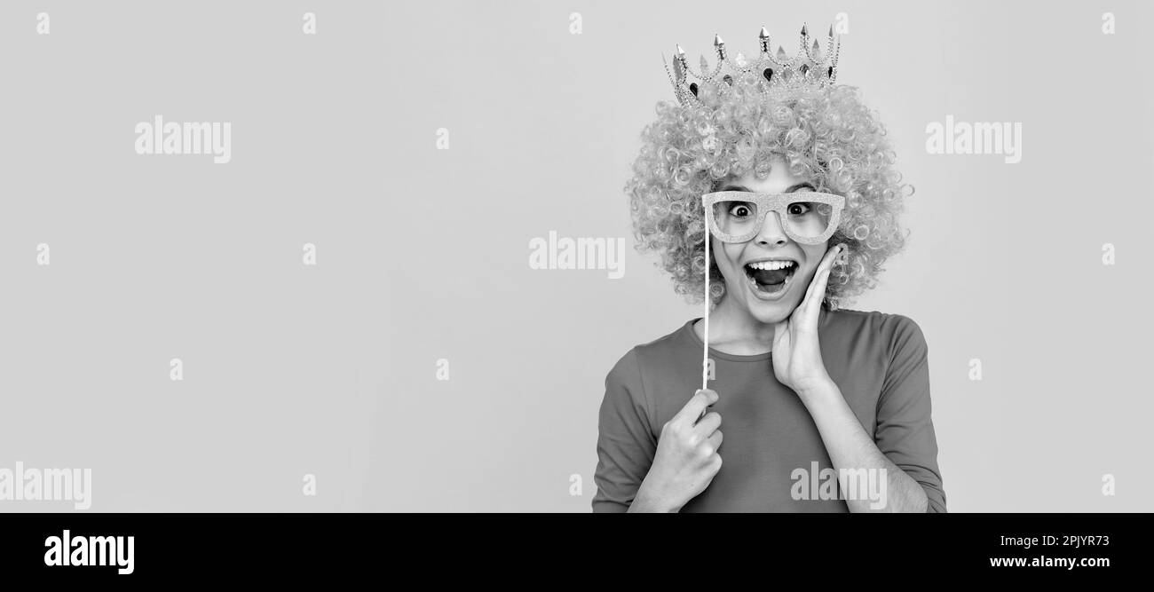 bonne enfance. fête d'anniversaire pour filles. joyeux gamin drôle dans la perruque et la couronne. Enfant adolescent drôle dans perruque, affiche de fête. En-tête de bannière, espace de copie Banque D'Images