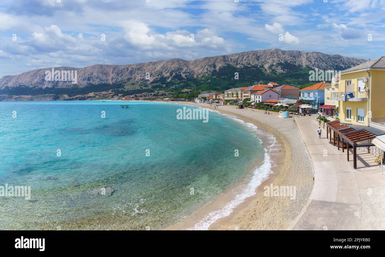 Paysage avec la ville de Baska, île de Krk, Croatie Banque D'Images