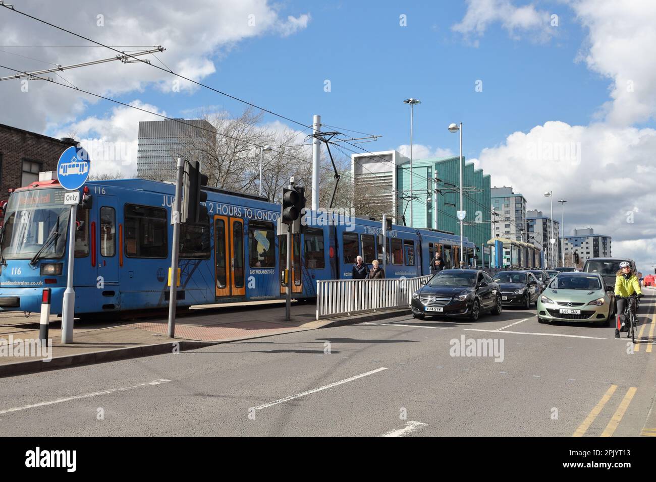 Sheffield Supertrams à côté de véhicules routiers, centre-ville de Sheffield, Angleterre, transport urbain. Anneau intérieur. Réseau de métro léger Banque D'Images