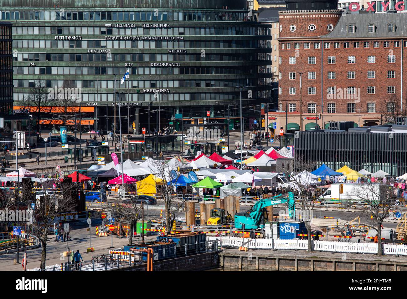 Vue panoramique de Hakaniemen Maalaismarkkinat sur la place Hakaniemi à Helsinki, en Finlande Banque D'Images