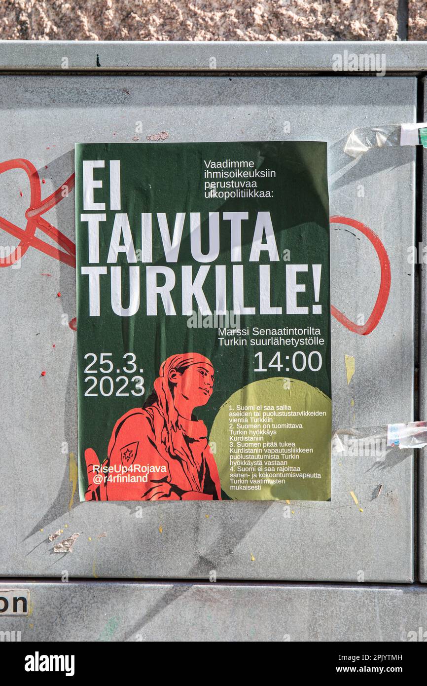 Je taivuta Turkille ! RiseUp4Rojava Finlande un appel à l'affiche de collage pour démonstration dans un cabinet de rue à Helsinki, en Finlande. Banque D'Images