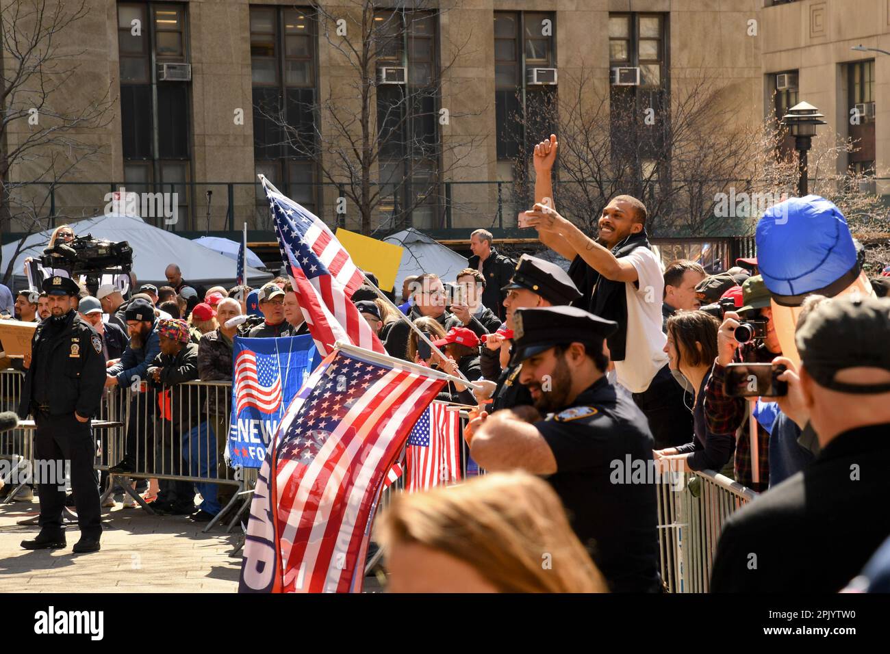New York, États-Unis. 04th avril 2023. La police se tient entre les manifestants pro-Trump et anti-Trump pour créer une séparation au cours d'un rassemblement en attendant l'incendie de l'ancien président Trump devant la cour criminelle du comté de New York à New York. (Photo par Efren Landaos/SOPA Images/Sipa USA) crédit: SIPA USA/Alay Live News Banque D'Images