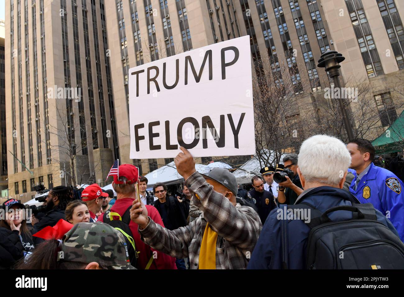New York, États-Unis. 04th avril 2023. Un manifestant tient un écriteau portant la mention « Trump felary » lors d'un rassemblement pro-Trump et anti-Trump en attendant l'incendie de l'ancien président Trump devant la cour criminelle du comté de New York à New York. (Photo par Efren Landaos/SOPA Images/Sipa USA) crédit: SIPA USA/Alay Live News Banque D'Images