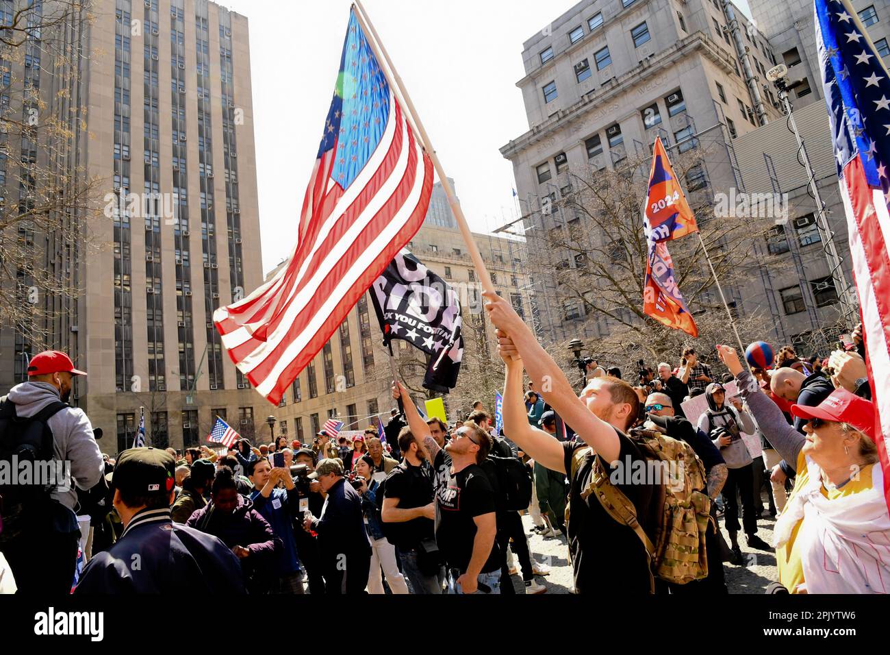 New York, États-Unis. 04th avril 2023. Les manifestants branle des drapeaux lors d'un rassemblement pro-Trump et anti-Trump en attendant l'incendie de l'ancien président Trump devant la cour criminelle du comté de New York à New York. (Photo par Efren Landaos/SOPA Images/Sipa USA) crédit: SIPA USA/Alay Live News Banque D'Images