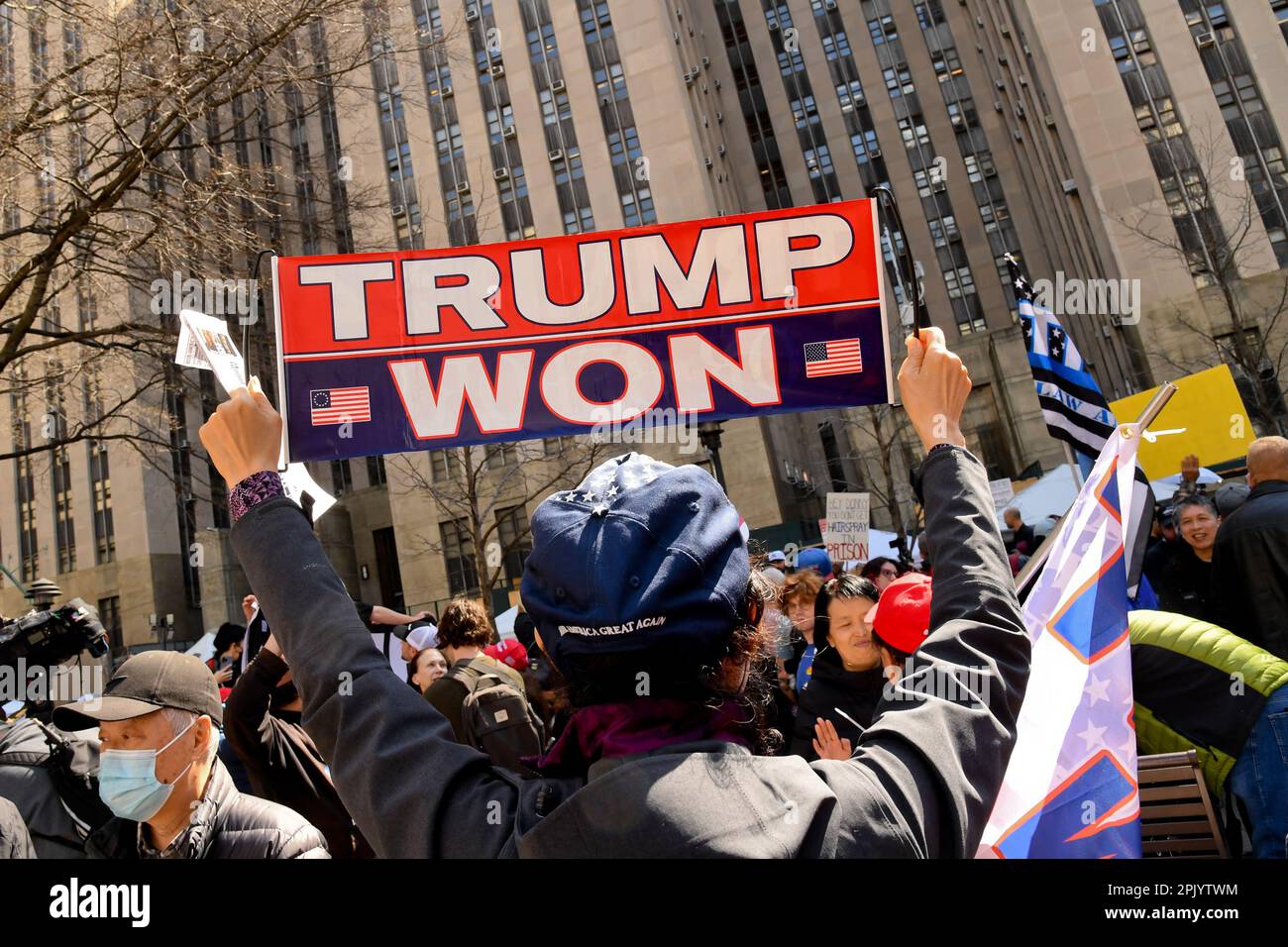 New York, États-Unis. 04th avril 2023. Un manifestant tient un écriteau « Trump won » lors d'un rassemblement pro-Trump et anti-Trump en attendant l'incendie de l'ancien président Trump devant la cour criminelle du comté de New York à New York. (Photo par Efren Landaos/SOPA Images/Sipa USA) crédit: SIPA USA/Alay Live News Banque D'Images