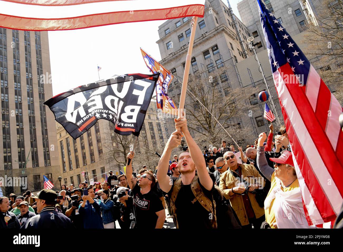 New York, États-Unis. 04th avril 2023. Les manifestants branle des drapeaux lors d'un rassemblement pro-Trump et anti-Trump en attendant l'incendie de l'ancien président Trump devant la cour criminelle du comté de New York à New York. (Photo par Efren Landaos/SOPA Images/Sipa USA) crédit: SIPA USA/Alay Live News Banque D'Images