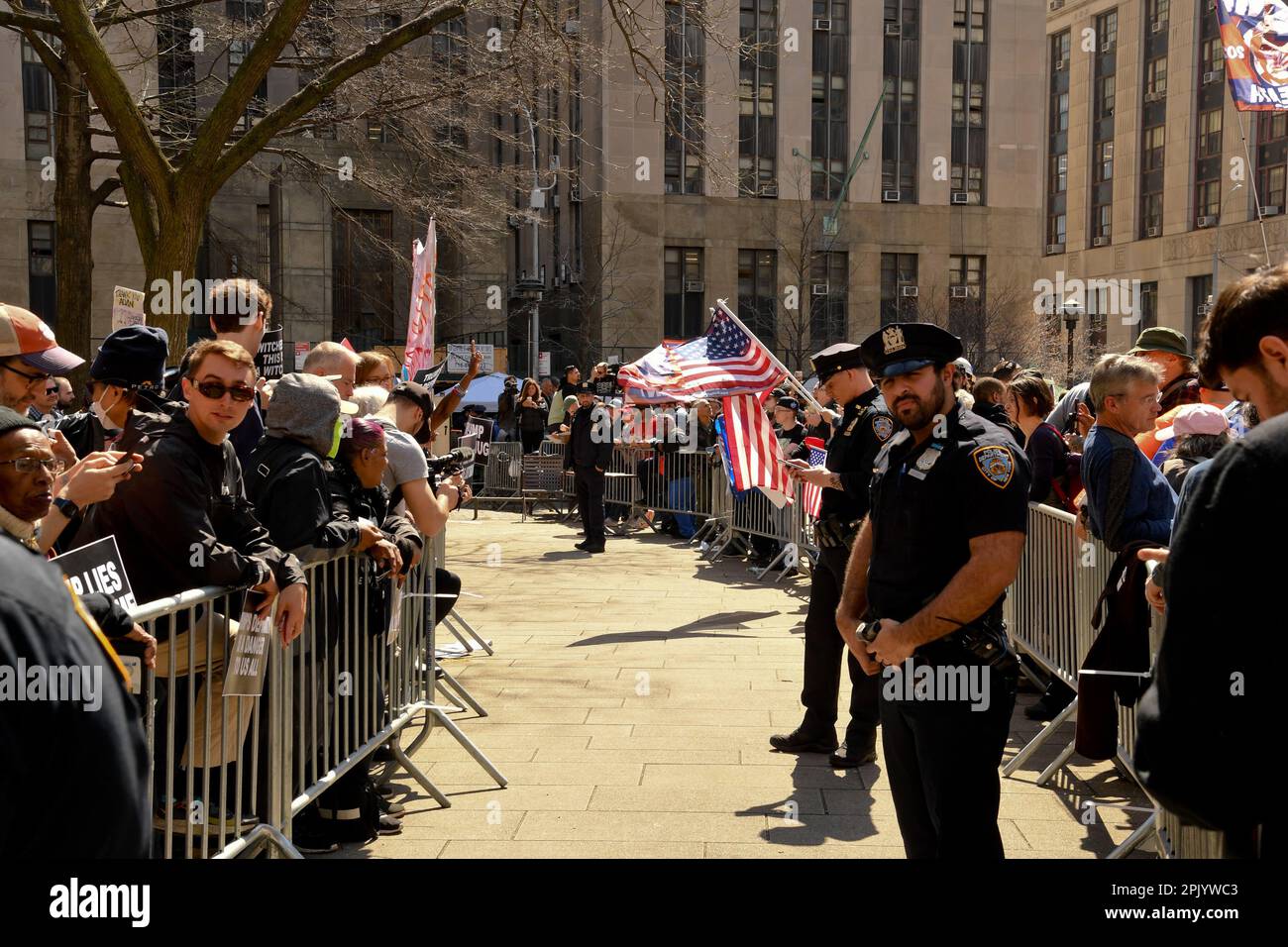 New York, États-Unis. 04th avril 2023. La police se tient entre les manifestants pro-Trump et anti-Trump pour créer une séparation au cours d'un rassemblement en attendant l'incendie de l'ancien président Trump devant la cour criminelle du comté de New York à New York. Crédit : SOPA Images Limited/Alamy Live News Banque D'Images