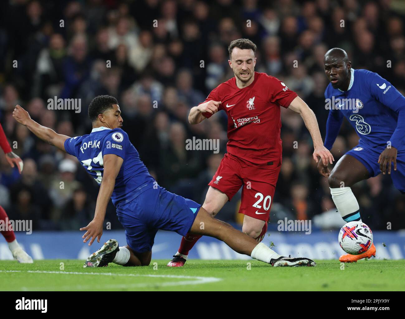 Londres, Royaume-Uni. 4th avril 2023. Diogo Jota, de Liverpool, est défié par Wesley Fofana, de Chelsea, lors du match de la Premier League à Stamford Bridge, Londres. Le crédit photo devrait se lire: Paul Terry/Sportimage crédit: Sportimage/Alay Live News Banque D'Images