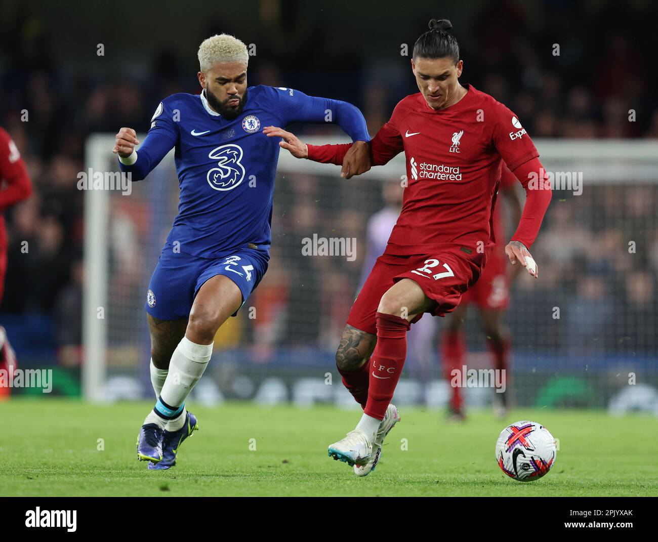Londres, Royaume-Uni. 4th avril 2023. Reece James, de Chelsea, et Darwin Nunez, de Liverpool, se disputent le ballon lors du match de la Premier League à Stamford Bridge, Londres. Le crédit photo devrait se lire: Paul Terry/Sportimage crédit: Sportimage/Alay Live News Banque D'Images