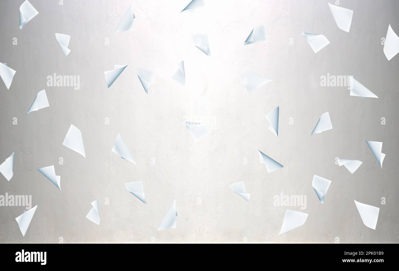 Papier blanc pour affaires volantes sur un fond de mur en béton Banque D'Images