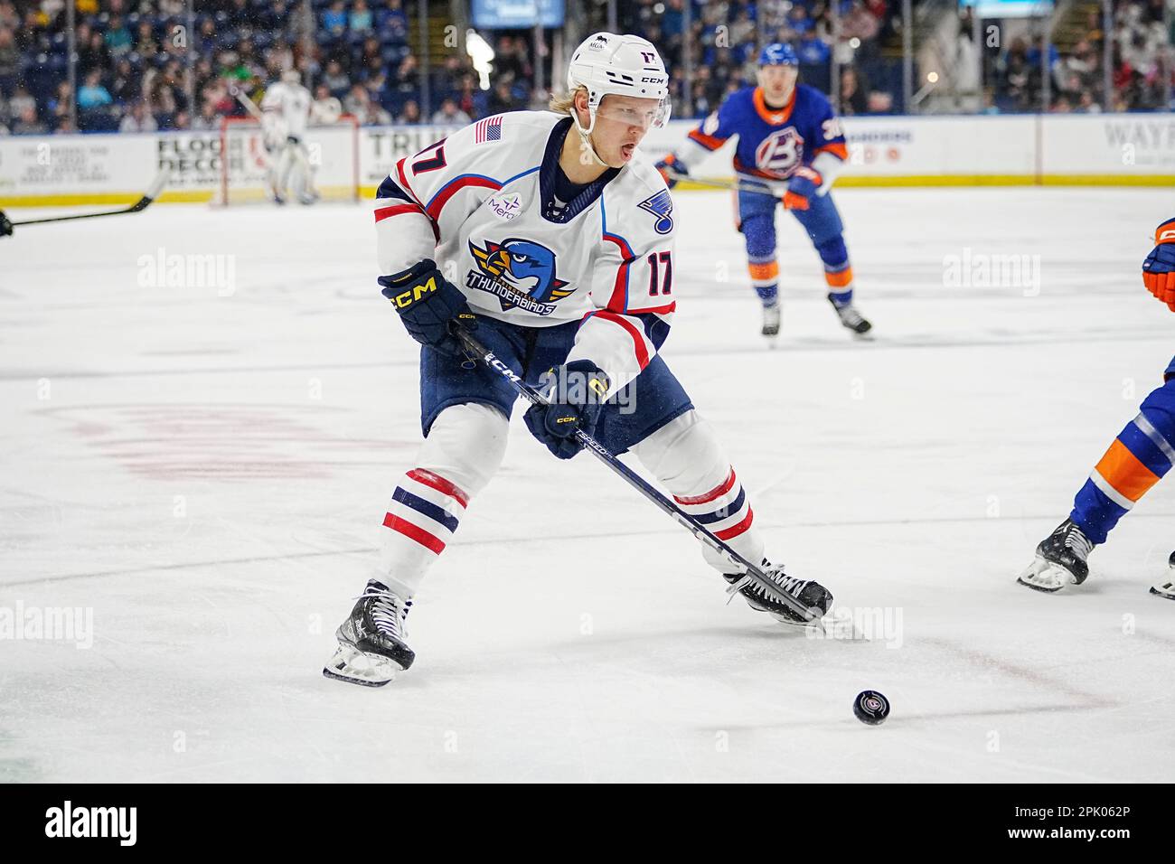 Bridgeport, Connecticut, États-Unis. 4th avril 2023. Springfield Thunderbirds Nikita Alexandrov (17) skate lors d'un match de la Ligue américaine de hockey contre les Bridgeport Islanders à la Total Mortgage Arena de Bridgeport, Connecticut. Rusty Jones/Cal Sport Media/Alamy Live News Banque D'Images