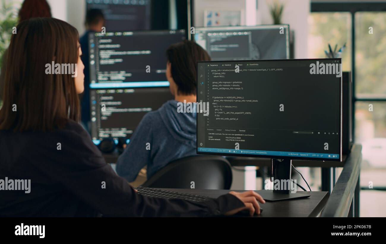 Programme de base de données écrivant le code source dans la fenêtre du terminal avec le script html, travaillant sur l'interface de développement de logiciel. Codeur utilisant le langage de programmation sur le serveur du système de base de données. Banque D'Images